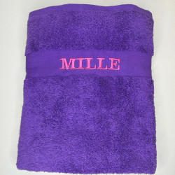 Mørkelilla badehåndklæde med navn på