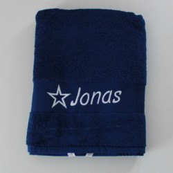 Mørkeblå badehåndklæde med navn på